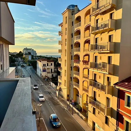 Aria Di Mare Su Viale Ceccarini *