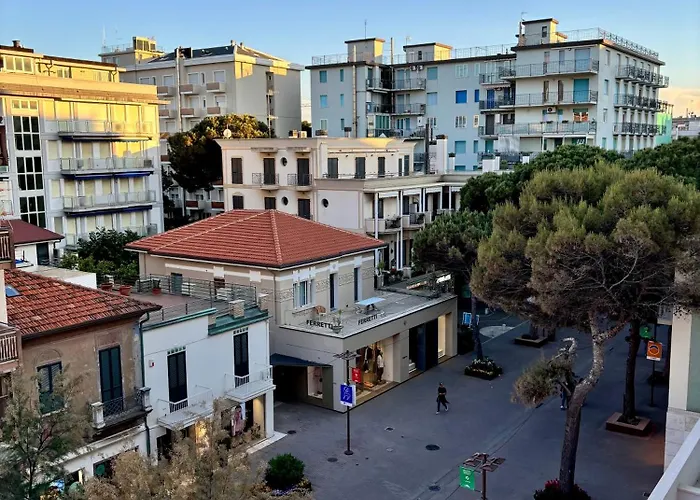 Aria Di Mare Su Viale Ceccarini Riccione