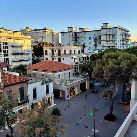 Aria Di Mare Su Viale Ceccarini ريتشيوني