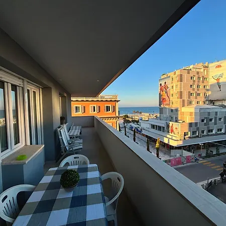 Aria Di Mare Su Viale Ceccarini