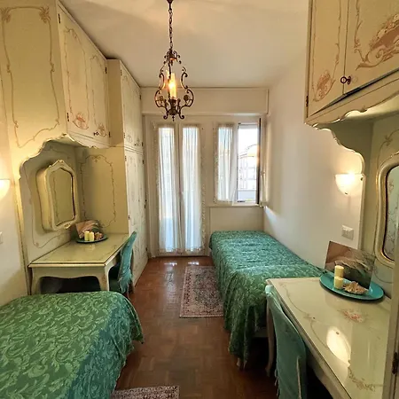 Aria Di Mare Su Viale Ceccarini 里乔内