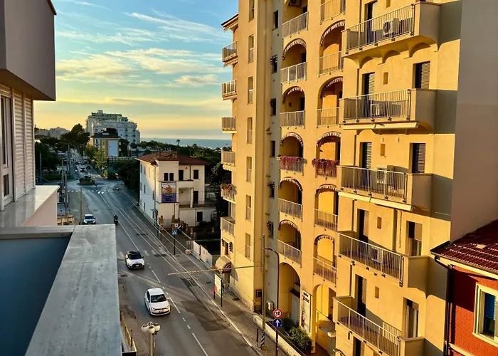 Aria Di Mare Su Viale Ceccarini *