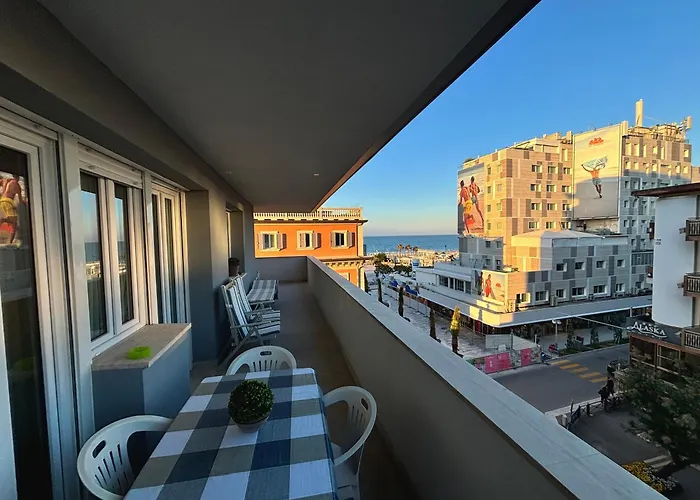 Aria Di Mare Su Viale Ceccarini